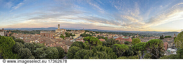 Italien  Provinz Perugia  Perugia  Panoramablick auf Wolken über der historischen Altstadt in der Abenddämmerung
