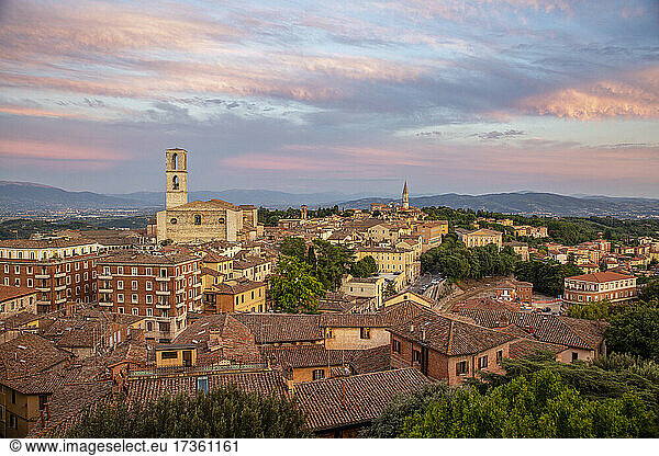 Italien  Provinz Perugia  Perugia  Wolken über der Altstadt in der Abenddämmerung mit der Basilika San Domenico im Hintergrund