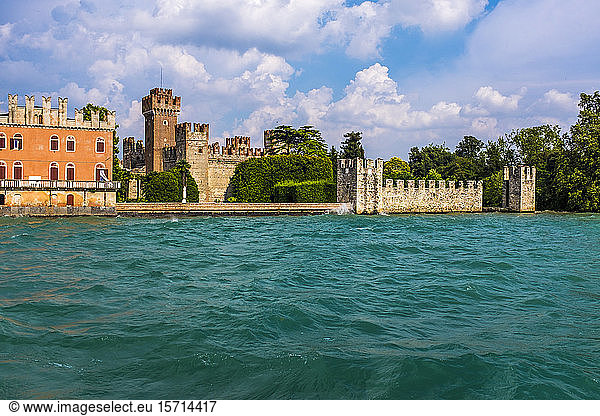 Italien  Provinz Verona  Lazise  Gardasee und Schloss am Seeufer