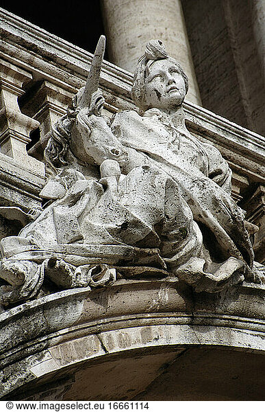 Italien. Rom. Basilika Santa Maria Maggiore. Fassade. Detail. Frau mit Einhorn. Bildhauerei.