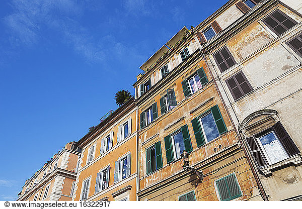Italien  Rom  Hausfassaden auf der Piazza Santa Maria in Trastevere