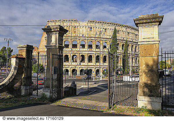 Italien  Rom  Kolosseum  Oppian Hill Park Tor und antikes Amphitheater