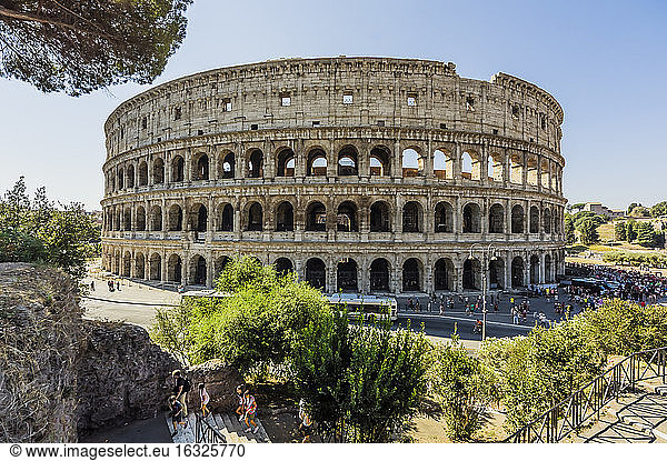Italien  Rom  Kolosseum und Touristen