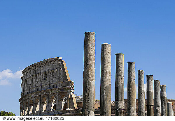 Italien  Rom  Kolosseum  Via Sacra  Säulen und antikes Amphitheater