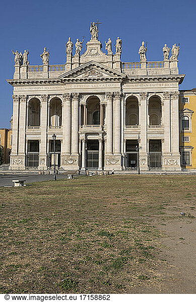 Italien  Rom  Lateranbasilika  Basilika am Sommertag