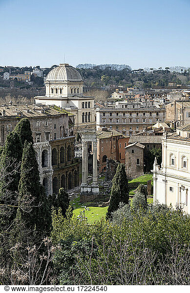 Italien  Rom  Marcellus-Theater mit der Großen Synagoge von Rom im Hintergrund