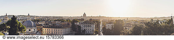 Italien  Rom  Panoramablick auf die Hauptstadt bei Sonnenuntergang