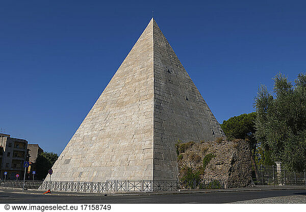 Italien  Rom  Pyramide des Cestius  antikes Grabmal