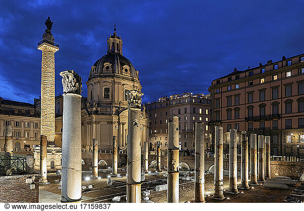 Italien  Rom  Trajan Forum und Säule bei Nacht beleuchtet