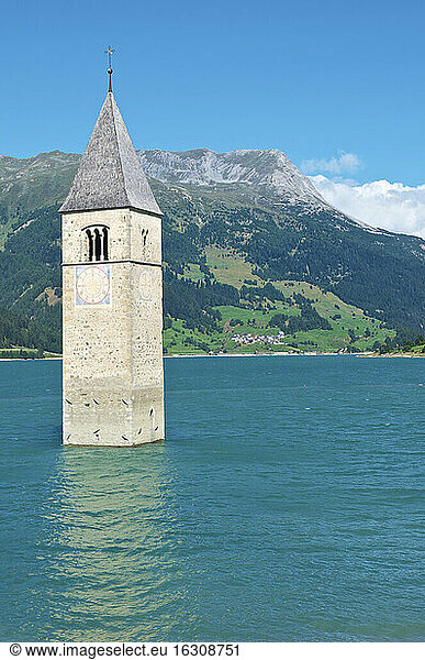 Italien  Südtirol  Graun im Vinschgau  Kirchturm im Reschensee
