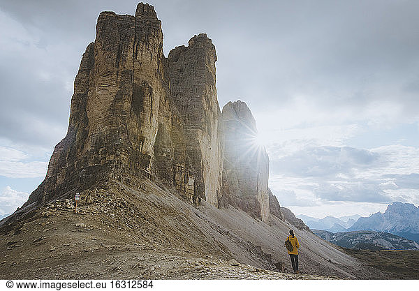 Italien  Südtirol  Sextner Dolomiten  Drei Zinnen  Frau betrachtet Felsformationen