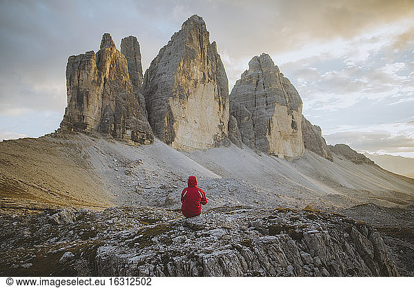 Italien  Südtirol  Sextner Dolomiten  Drei Zinnen  Mann schaut auf Felsformationen
