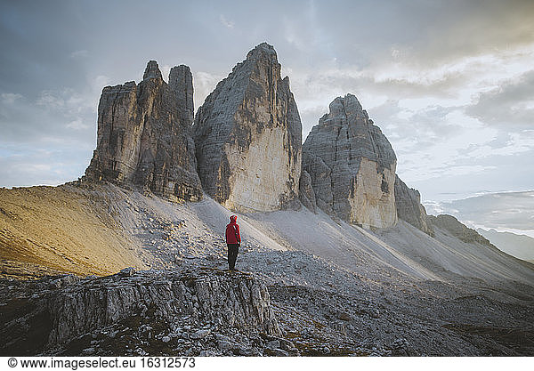 Italien  Südtirol  Sextner Dolomiten  Drei Zinnen  Mann schaut auf Felsformationen