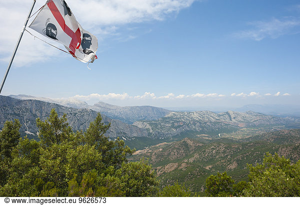 Italien  Sardinien  Supramonte-Gebirge mit sardischer Flagge