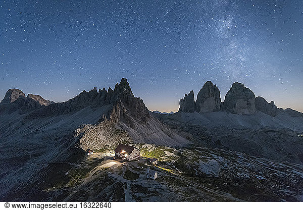Italien  Sextner Dolomiten  Drei Zinnen  Naturpark Drei Zinnen  Rifugio Antonio Locatelli bei Nacht