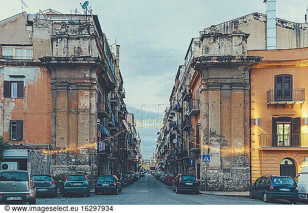Italien  Sizilien  Palermo  Straßenansicht im Abendlicht