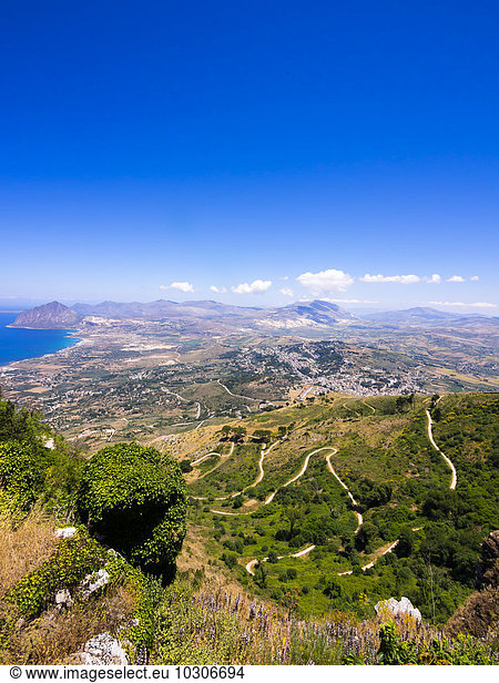 Italien  Sizilien  Provinz Trapani  Erice  Blick auf die Küste  Monte Cofano im Hintergrund  Naturschutzgebiet