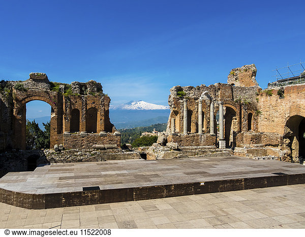 Italien  Sizilien  Taormina  Ruinen des Teatro Greco mit dem Ätna im Hintergrund