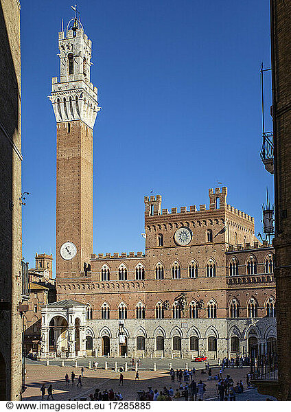 Italien  Toskana  Siena  Klarer Himmel über Palazzo Pubblico und Torre del Mangia