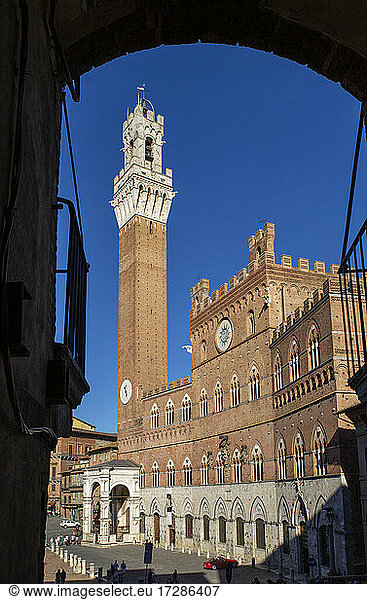 Italien  Toskana  Siena  Klarer Himmel über Palazzo Pubblico und Torre del Mangia