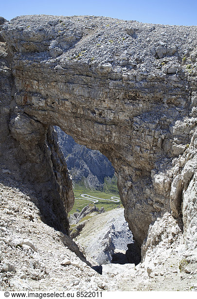 Italien  Trentino  Belluno  Naturbogen am Pordoi-Pass