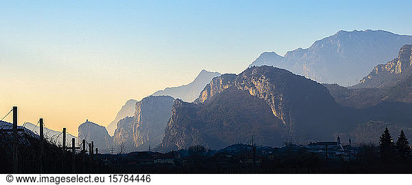 Italien  Trentino  Gardasee  Riva del Garda bei Sonnenaufgang im Winter