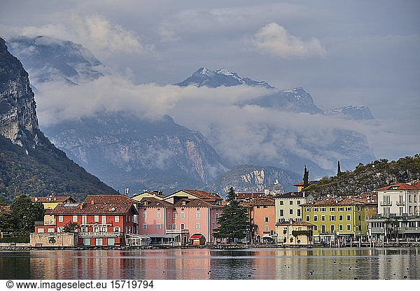 Italien  Trentino  Nago-Torbole  Küstenstadt am Ufer des Gardasees mit Bergen im Hintergrund
