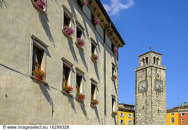 Italien  Trentino  Riva del Garda  Fenster des alten Rathauses mit Uhrenturm Torre Apponale im Hintergrund