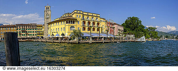 Italien  Trentino  Riva del Garda  Hafen der Küstenstadt im Sommer