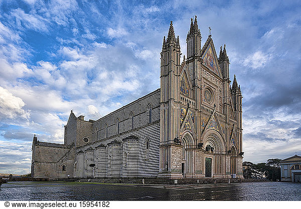 Italien  Umbrien  Orvieto  Kathedrale von Orvieto gegen bewölkten Himmel