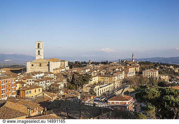 Italien  Umbrien  Perugia  Blick auf das Stadttal und die umliegenden Hügel