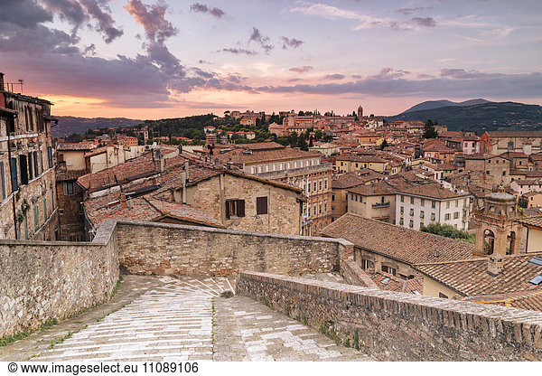 Italien  Umbrien  Perugia  Stadtbild bei Sonnenuntergang