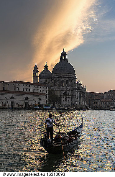 Italien  Venedig  Canale Grande  Kirche Santa Maria della Salute bei Sonnenuntergang