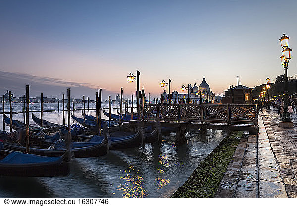 Italien  Venedig  Gondeln und Kirche Santa Maria della Salute