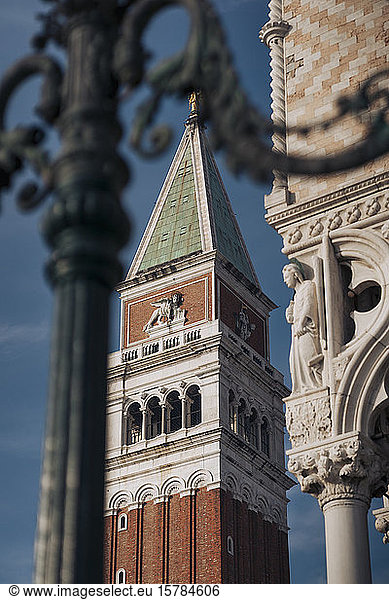 Italien  Venedig  Niederwinkelansicht des St. Marks Campanile