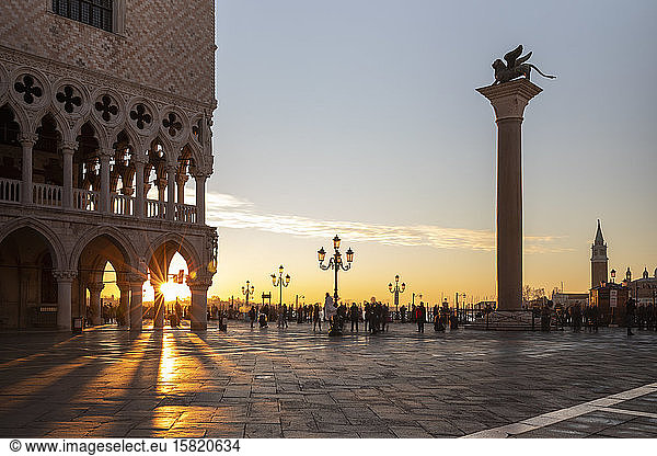 Italien  Venedig  Piazza San Marco und Dogenpalast bei Sonnenaufgang