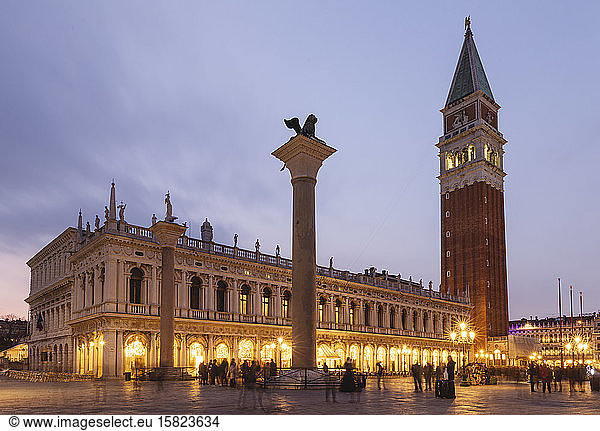 Italien  Venedig  Piazza San Marco und Dogenpalast in der Abenddämmerung