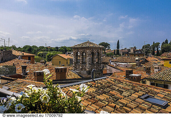 Italien  Venetien  Dächer von Peschiera del Garda