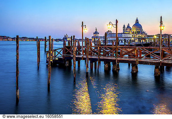 Italien  Venetien  Venedig  Bootssteg mit Santa Maria della Salute im Hintergrund