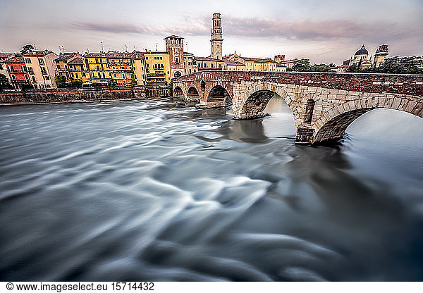Italien  Venetien  Verona  Ponte Pietra und Etsch