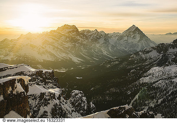 Italienische Alpen im Winter bei Sonnenuntergang