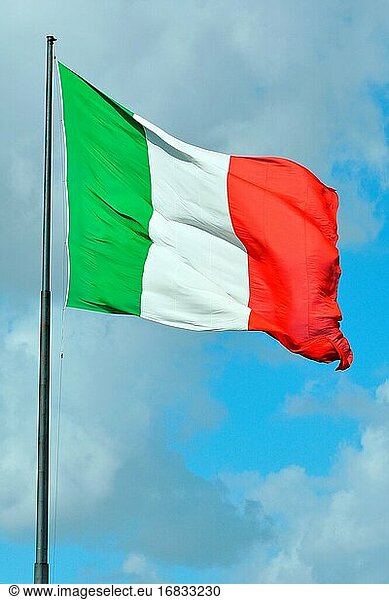 Italienische Nationalflagge vor dem Bahnhof in Florenz - Italien.