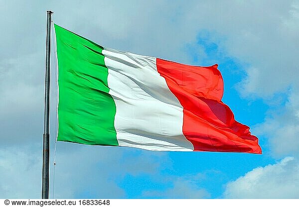 Italienische Nationalflagge vor dem Bahnhof in Florenz - Italien.