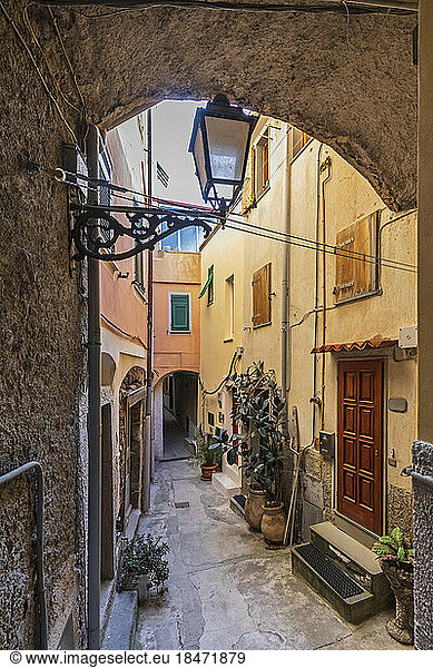 Italy  Liguria  Riomaggiore  Empty alley with street light in foreground