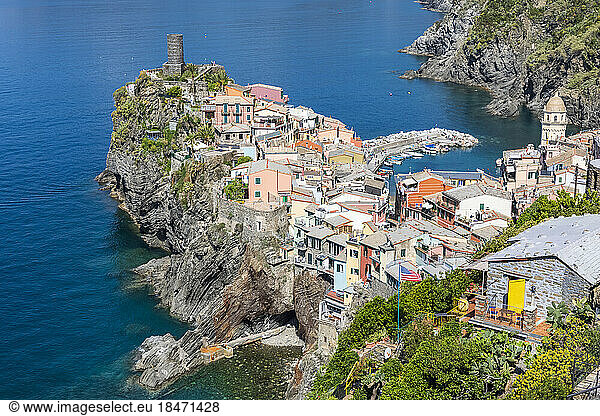 Italy  Liguria  Vernazza  View of coastal town along Cinque Terre