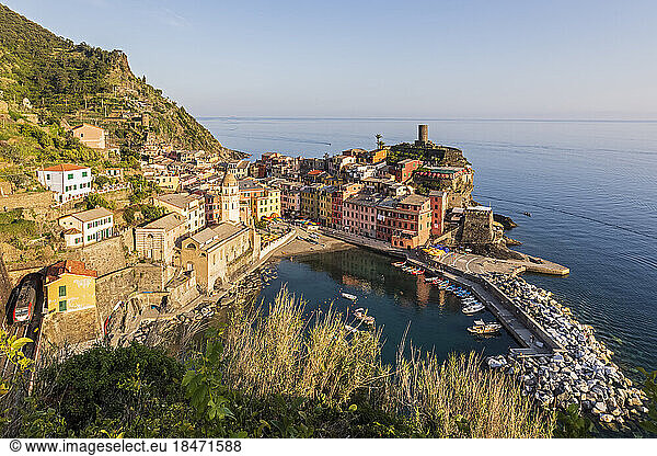Italy  Liguria  Vernazza  View of coastal town along Cinque Terre at dusk