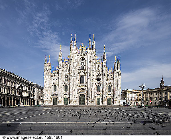 Italy  Milan  Flock of birds at Piazza del Duomo during COVID-19 outbreak