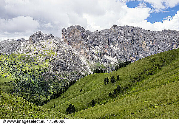 Italy  South Tyrol  Valley in Seiser Alm with Schlern in background