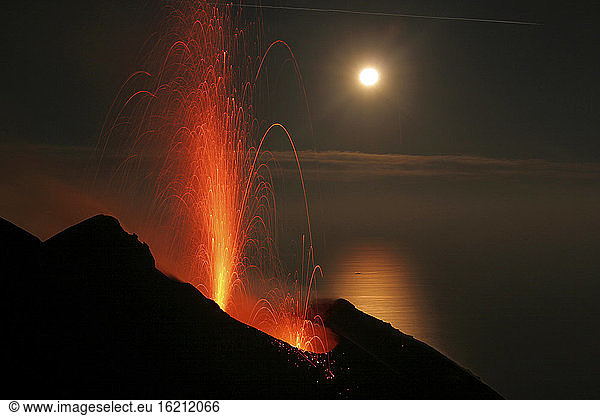 Italy  Stromboli volcano  eruptions and full moon
