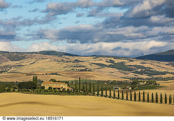 Italy  Tuscany  Castiglione d?Orcia  Cloudy sky over farmhouse in Val d?Orcia